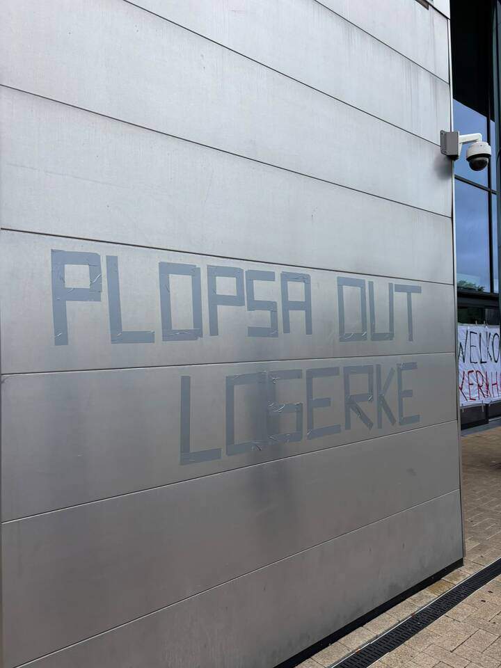 VIDEO. “Welkom op het kerkhof van Steve” Antwerpfans protesteren met